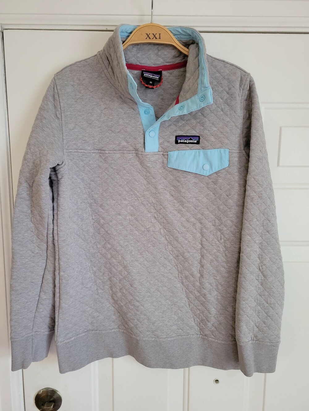 Patagonia Womans Snap T Quilted Pullover in Light Gray with Light Blue XS